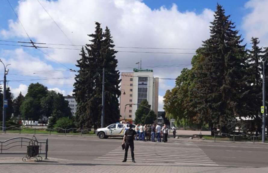 Спецназ задержал мужчину, который захватил заложников в автобусе — Луцк