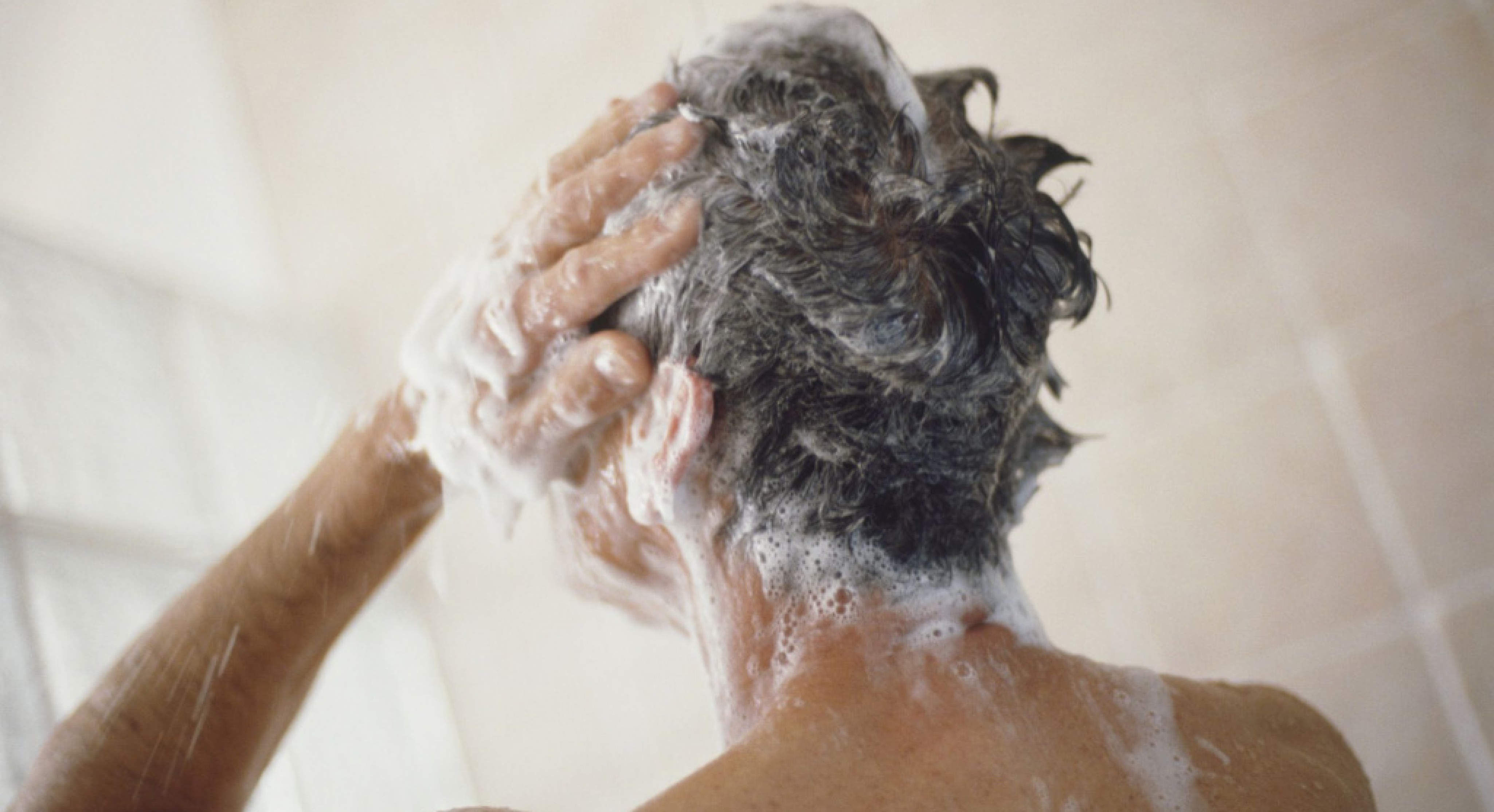 Можно мыть голову холодной. Мытье головы. Мытье головы мужчине. Мужчина моет волосы шампунем. Мытье волос мужчина.