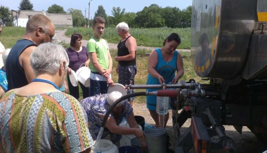 Вода в донецке сегодня. Фото вода Донбасса. Донецк люди за водой. Вода Донбасса бутылки. Очередь за водой в Донецке.