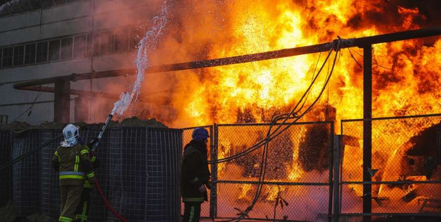 На Львівщині розпочалася пожежа через падіння уламків ракети