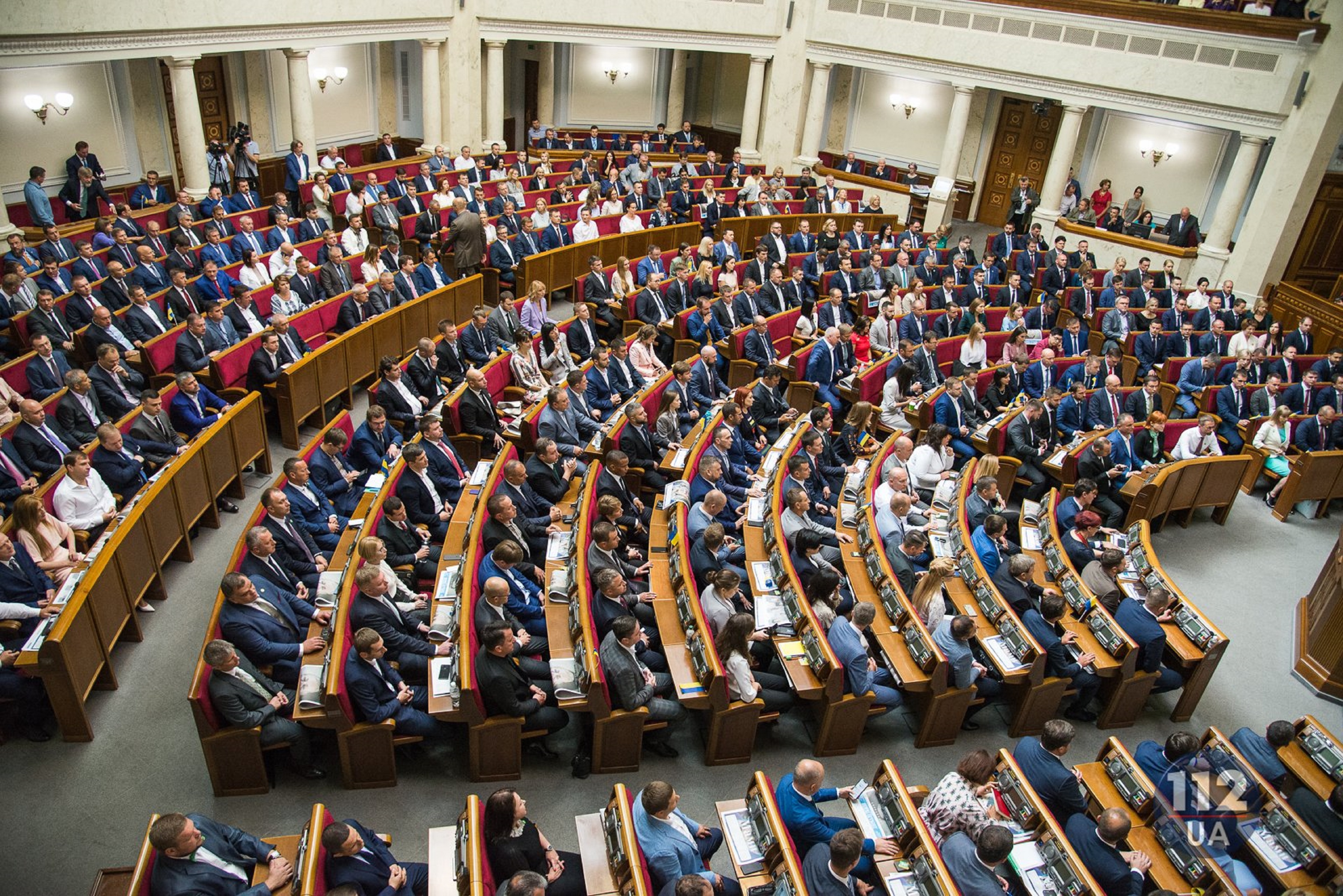 Закон в верховной раде. Киев Верховная рада. Парламент Украины. Рада Украины. Флаг Верховной рады Украины.