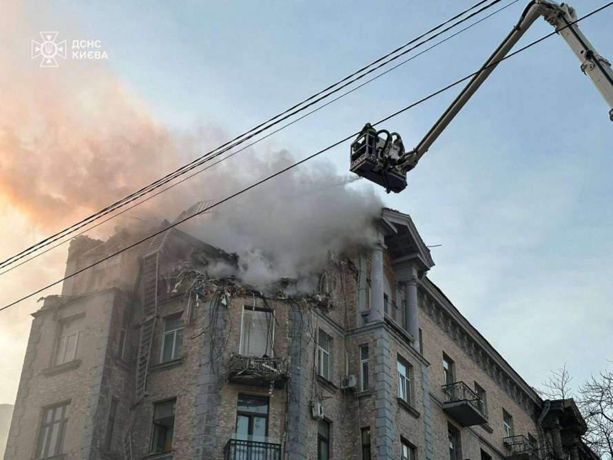 Уламки ворожого дрона впали на житловий будонк в Києві, є руйнування