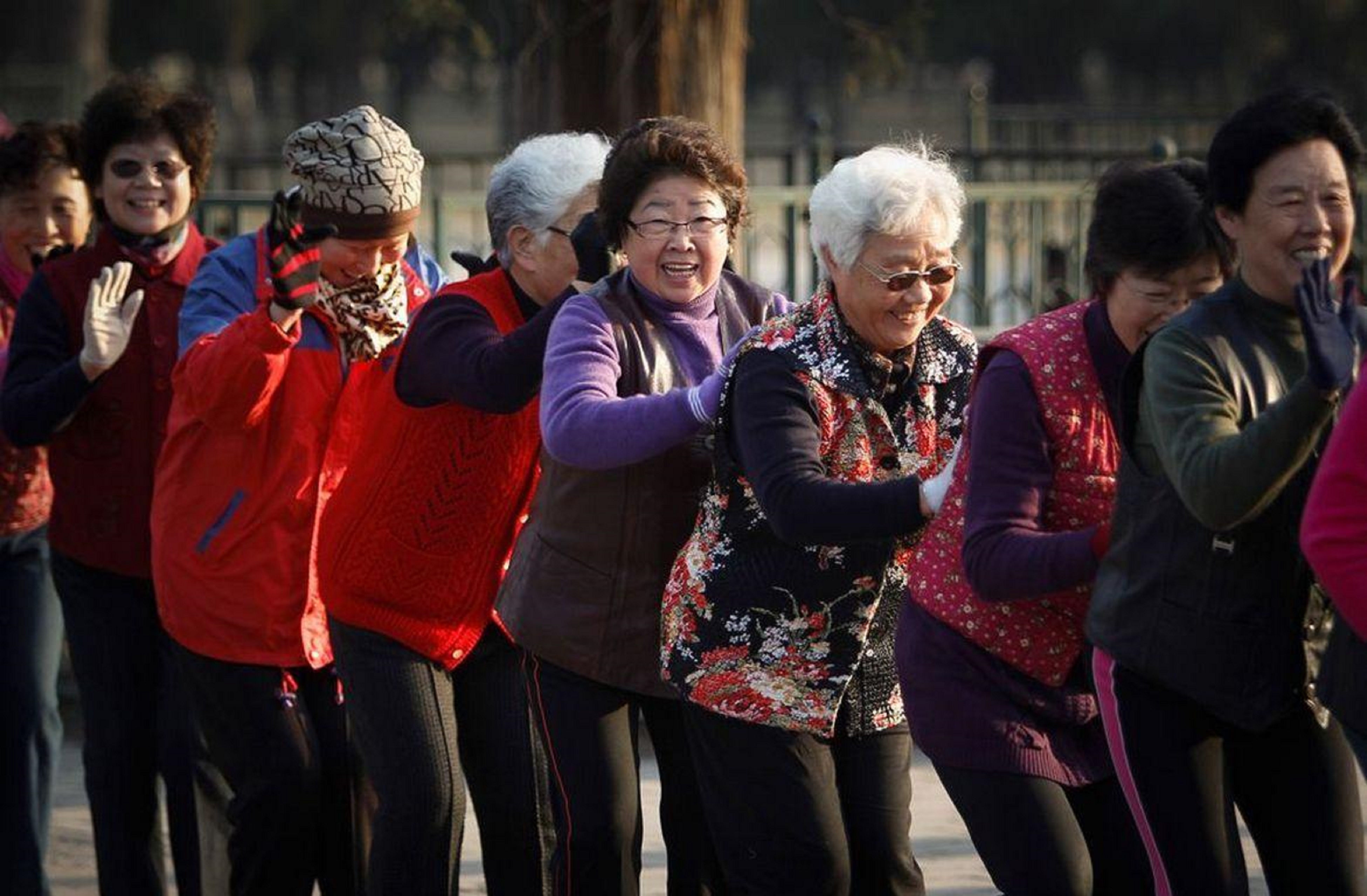 Еще вовсе человек не пожилой. Китайские пенсионеры. Пожилой китаец. Пожилые люди. Китай пожилые люди.