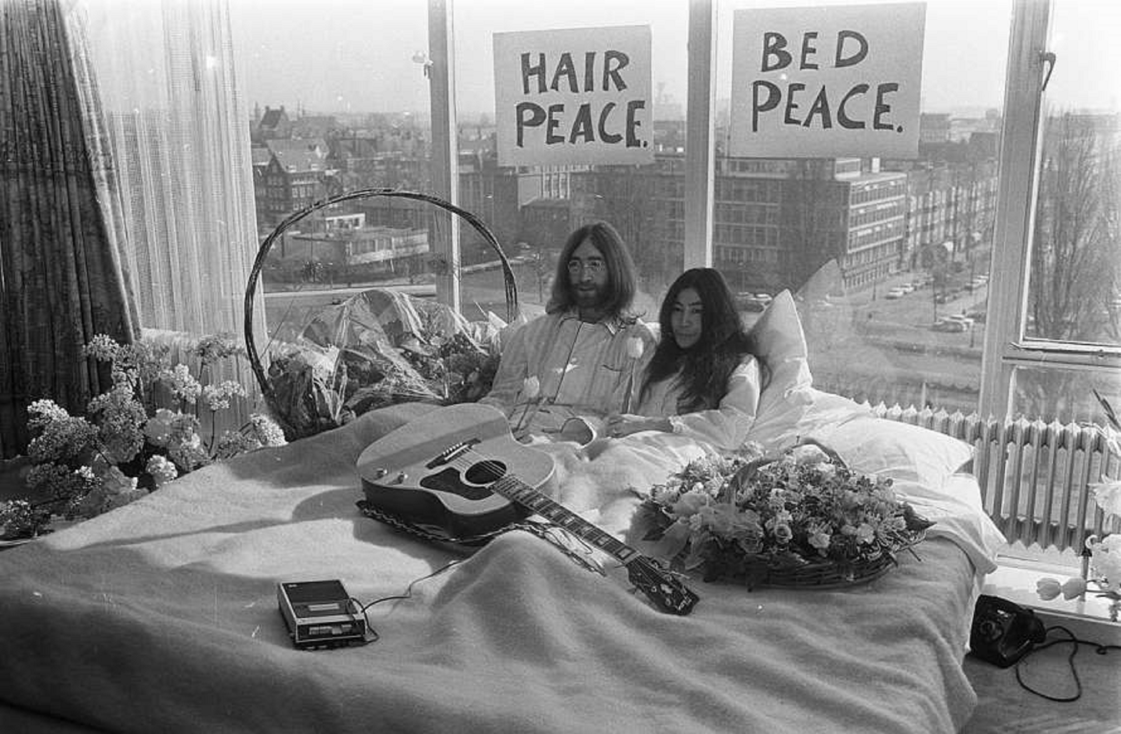 День рождение в постели. Джон Леннон и Йоко оно. Джон Леннон и Йоко оно постельный протест. Джон Леннон и Йоко в кровати. Леннон и Йоко оно в кровати.
