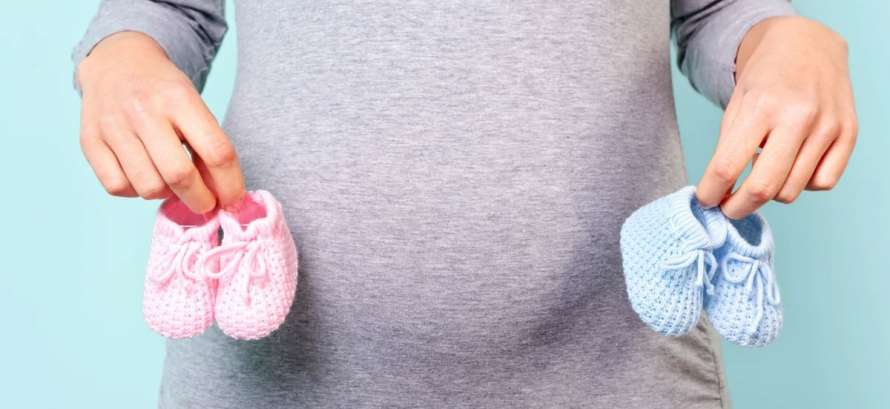 Можно ли беременным женщинам вязать крючком и спицами и почему по приметам этого делать нельзя?