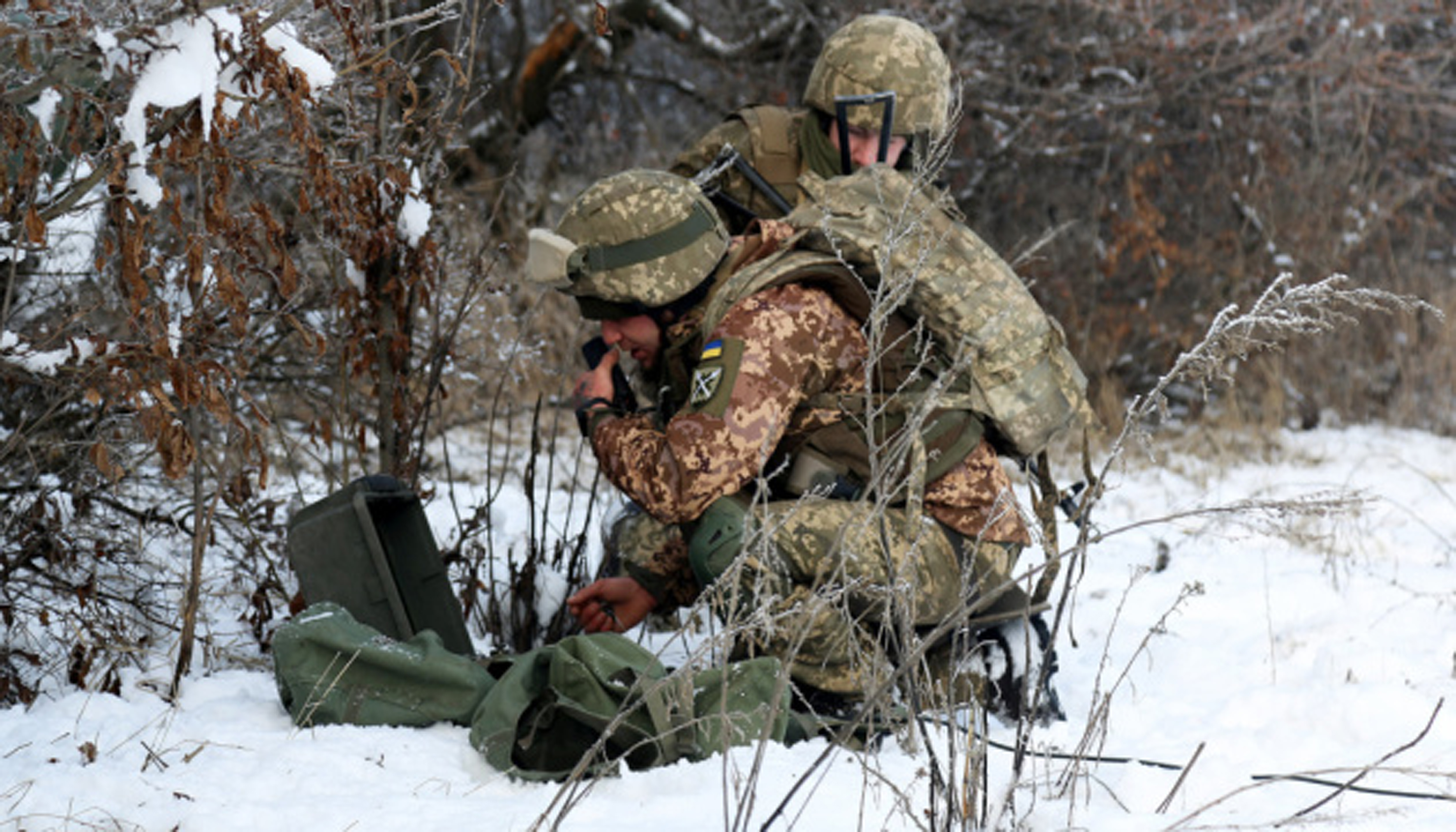 Всу ранено. Украинские военные ранены. Снайпера ВСУ В зоне ООС. Военные Донбасса снайпер. Украинские боевики обстреляли.