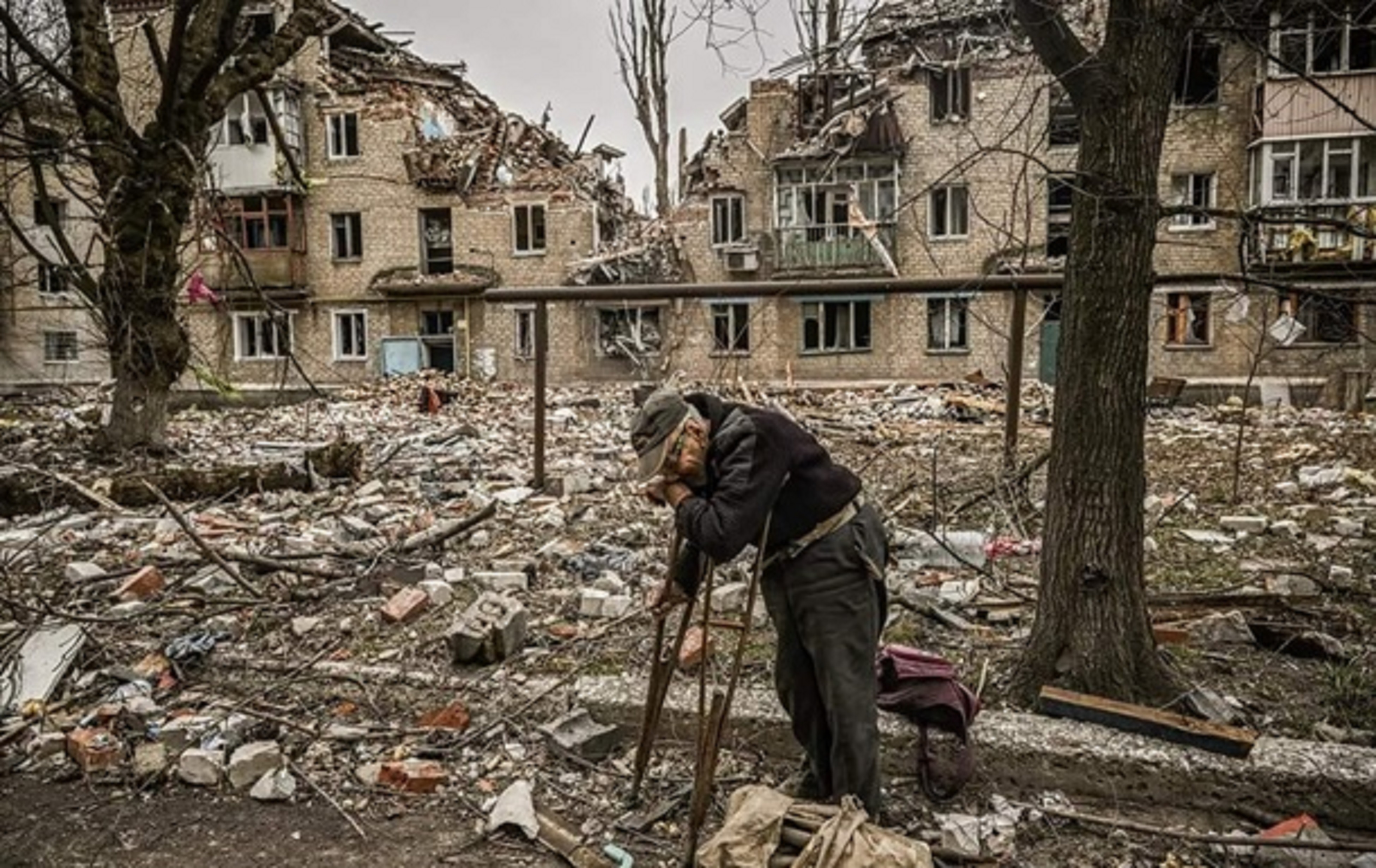 Украинцы в авдеевке видео. Авдеевка 2013. Разрушенное здание. Разрушенный город. Авдеевка руины.