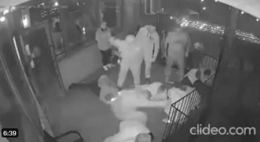 Видео: сотрудника метро избили пьяные пассажиры на станции «Удельная»