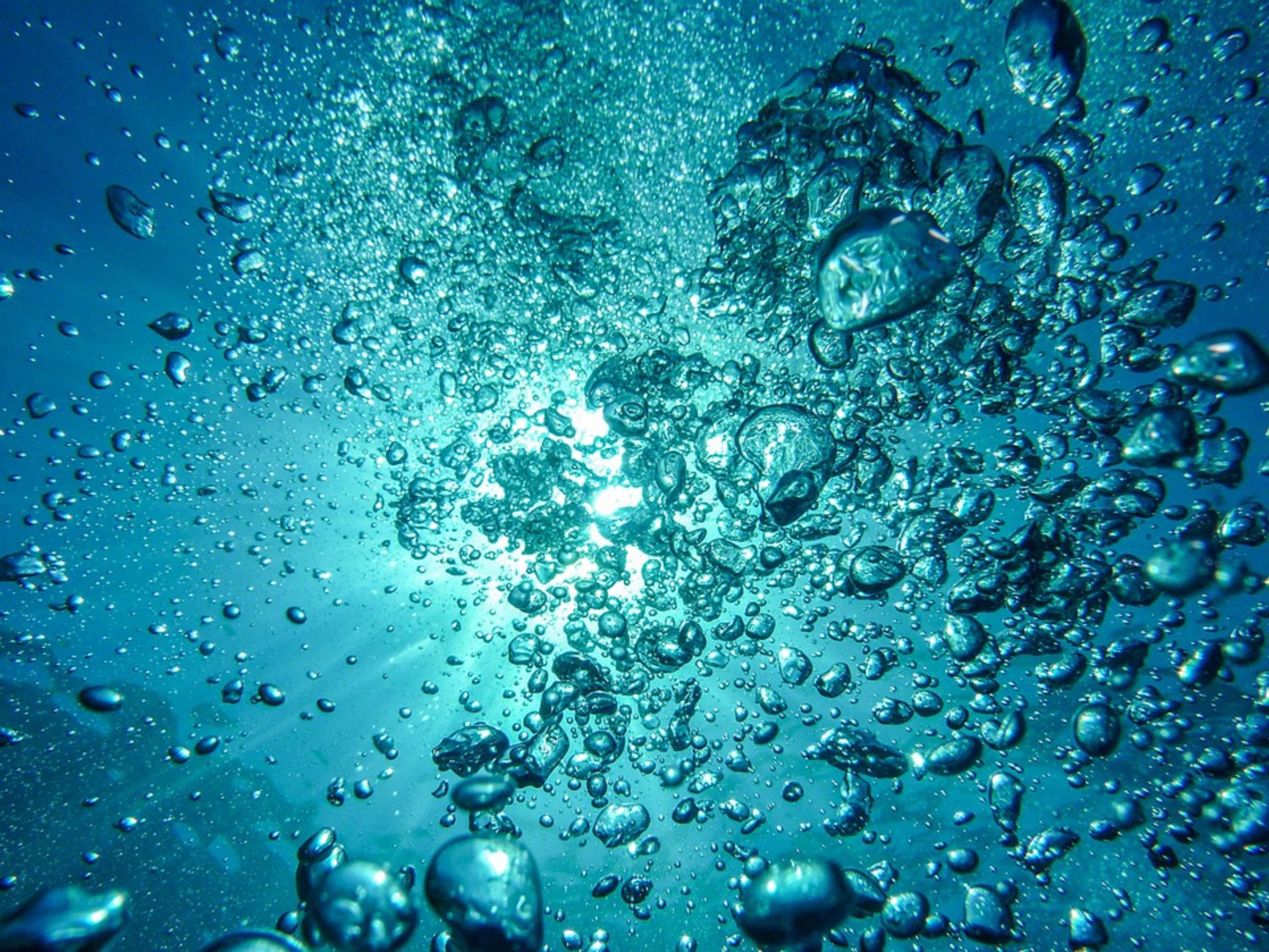 600 300 воды. Вода. Вода фон. Пузыри под водой. Фон вода с пузырьками.