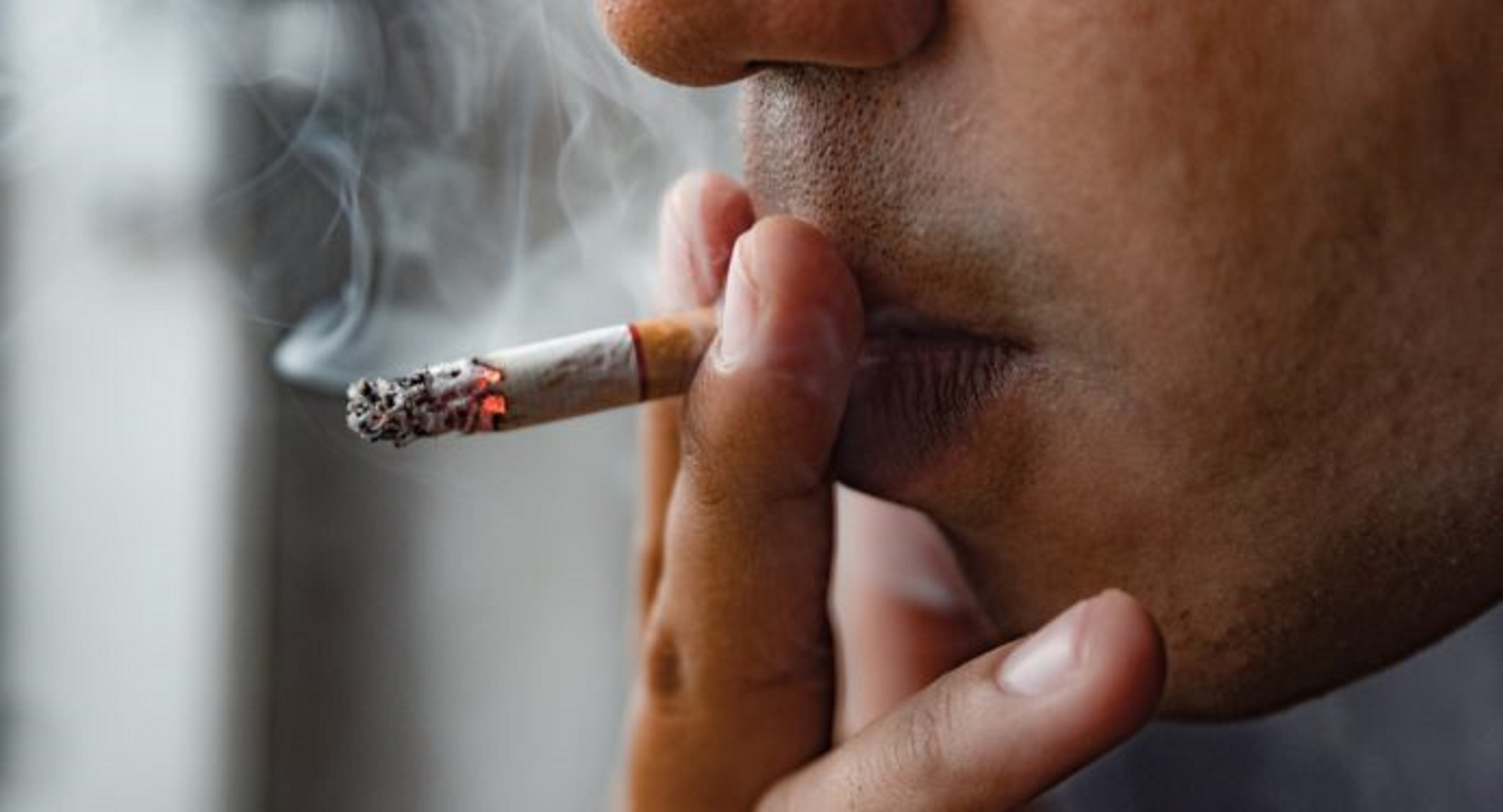 Пассивный курильщик. Человек курит. Ученые которые курят. Курение в пожилом возрасте. Курение марихуаны.