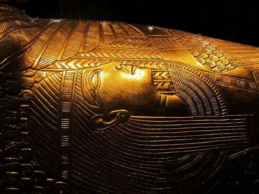Золотой 2100-летний саркофаг впервые показали в Египте 