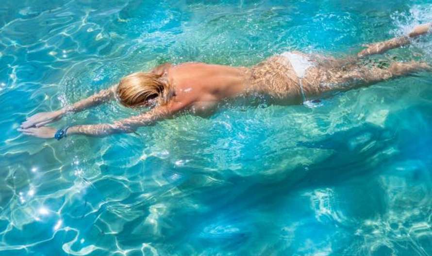 Эротическое публичное купание голых девушек
