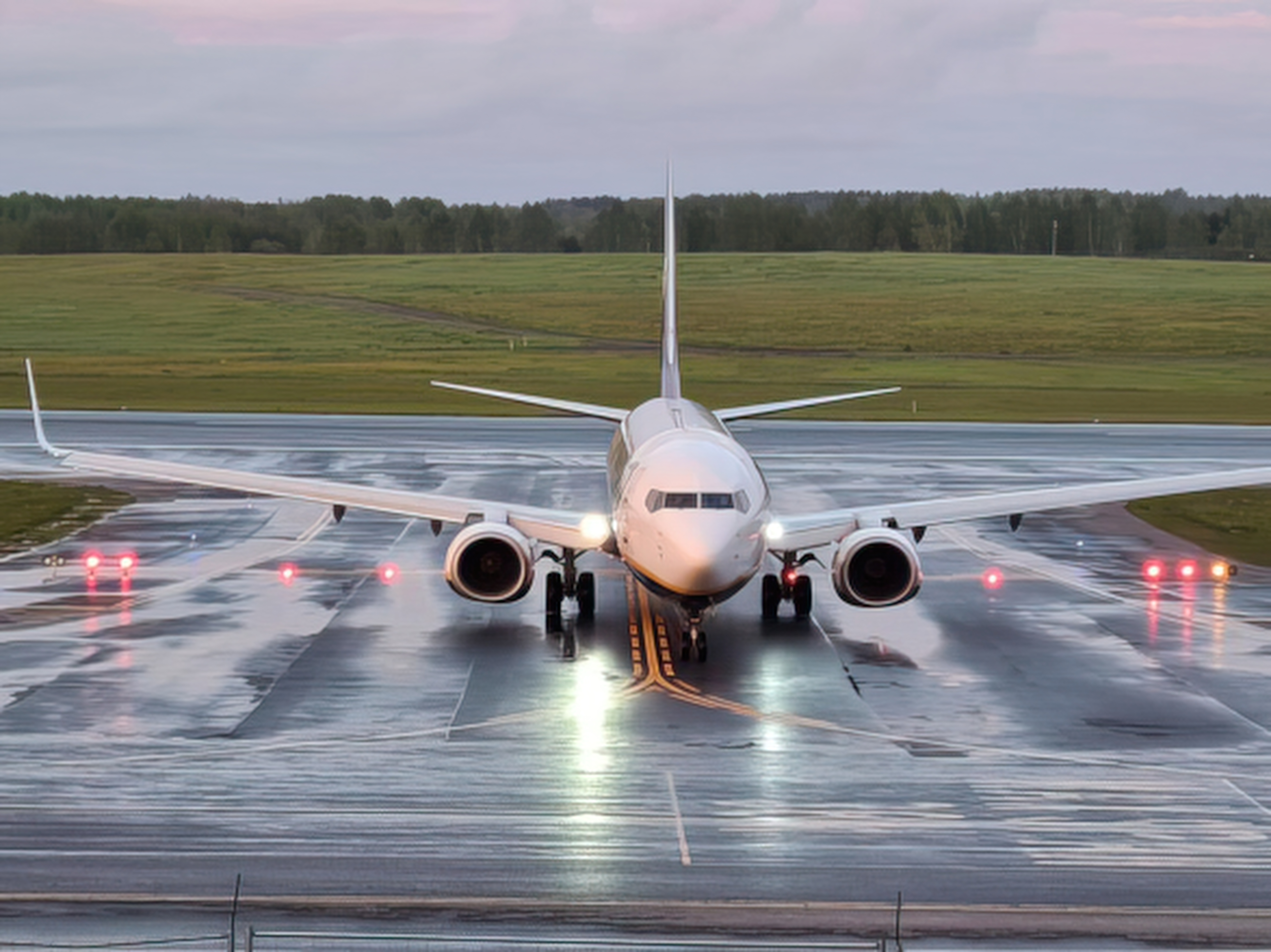 В минском аэропорту самолет. Боинг 737 президента Беларуси. Самолет на аэродроме. Посадка самолета. Приземление самолета.