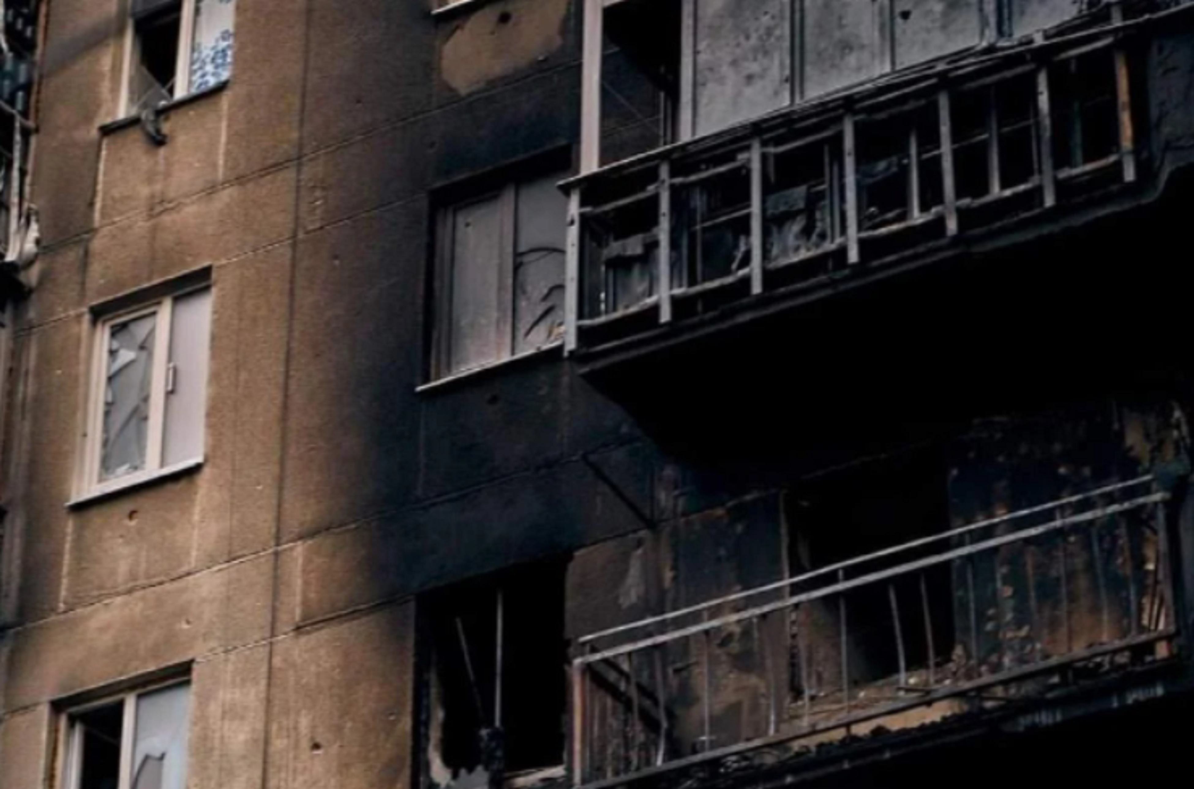 17 апреля 2014. Разрушенный дом. Разрушенная многоэтажка. Многоэтажки в России. Дом среди многоэтажек.