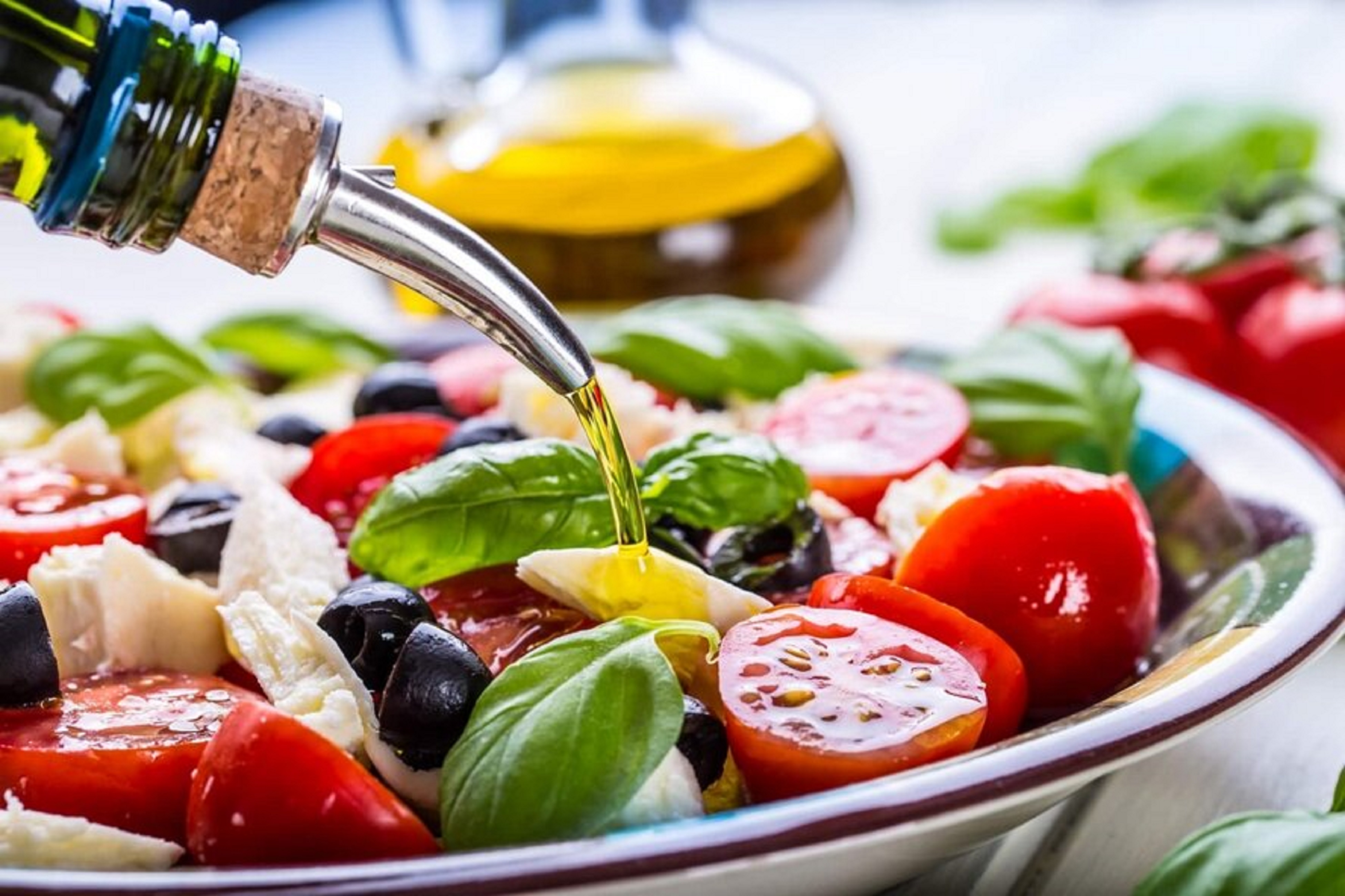 Оливковое масло в пищу. Салат с маслом растительным. Средиземноморская кухня. Греческий салат. Салат с оливковым маслом.